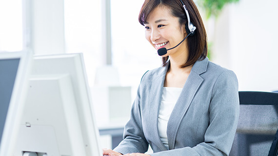 コールセンターで情報を入力する女性