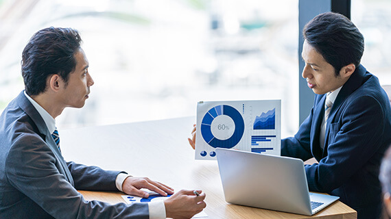 スマホで情報を確認している女性