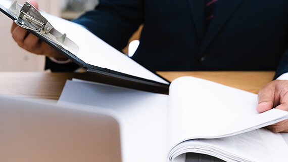 ビジネスマンが書類を確認している様子